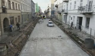 „Бетонираха“ кола при ремонт на улица в Полша (ВИДЕО)
