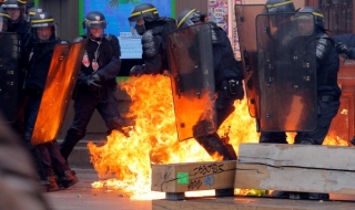 Протести и горящи полицаи в Париж