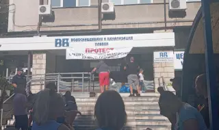 Гневни плевенчани затрупаха с празни туби и бутилки от вода входовете на ВиК и Общината 