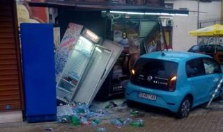 Кола се разби в павилион в центъра на София