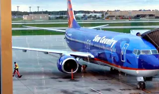 Огън в небето: Двигателят на Boeing 737 със 166 души на борда се запали във въздуха ВИДЕО