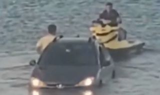 Peugeot 206 се „удави“ след успешно спускане на джет в морето (ВИДЕО)