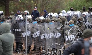 Беларус обвини Полша: Стреляте срещу мигрантите по границата 