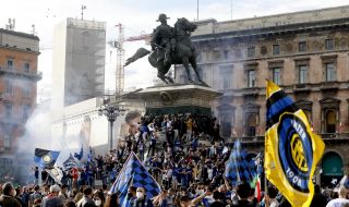 Полицията разгони празнуващите 30 000 запалянковци на Интер