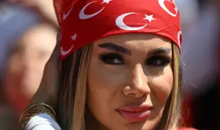 Секси фенка на Турция "подпали" трибуните преди мача с Португалия