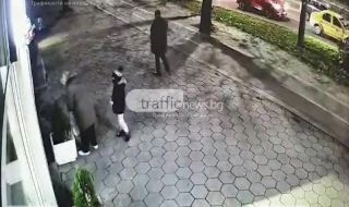 Баба показа на внучето си как се краде в час пик в Пловдив (ВИДЕО)