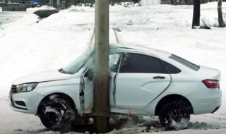 Руски автомобил vs. стълб или един нестандартен краш тест на употребявана Lada (ВИДЕО)