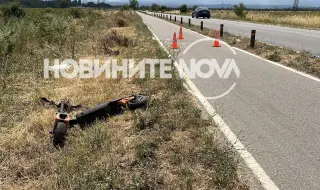 A car hit a man with a scooter, his life is in danger 
