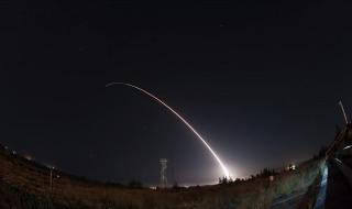 Свръхмощна балистична ракета полетя над Калифорния (ВИДЕО)