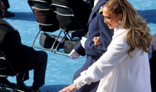 Дженифър Лопес отново облече булчинска рокля (СНИМКА)