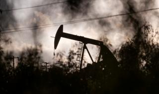Невиждан в историята спад на петрола