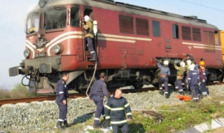 Локомотив на товарен влак се подпали край Стара Загора