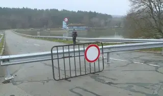 Ремонтът на дигата край село Николово продължава