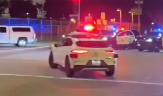 Автономно такси навлезе в зона на въоръжен полицейски арест (ВИДЕО)