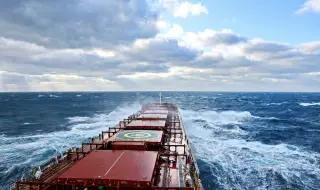 Украйна съобщи за двама ранени, след като кораб се удари в мина в Черно море