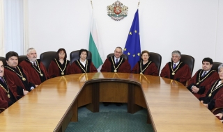 Конституционния съд отряза три от въпросите на Слави