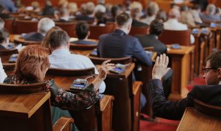 След промяна на дневния ред: Депутатите се заеха с механизма за контрол върху главния прокурор