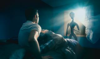 Извънземни накарали мъж да прави секс с 3-метрова космата жена