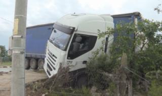 Румънски камион се разби с висока скорост в двора на къща в Добричко