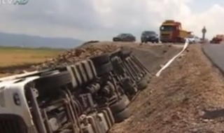 Тир се обърна край село Мрамор (Снимки)