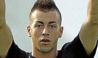 Футболист показва умения с тенис топка (видео)