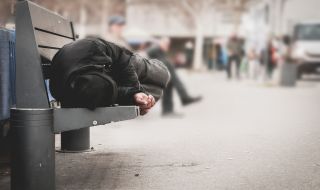 Коронавирус в Германия: Пандемията засяга тежко бездомните от България и Румъния