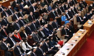 Парламентът стартира, депутатите от „Възраждане“ не станаха на химна на Европа