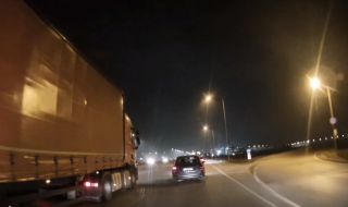 Тир избута кола от пътя на "Ботевградско" и избяга (ВИДЕО)