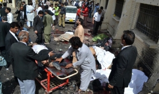 Терористи в борба за труповете в Пакистан