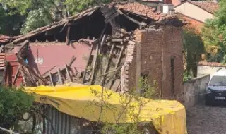 Частна къща се срути в Стария град в Пловдив