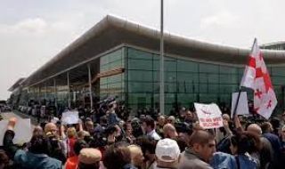 В Тбилиси протестираха срещу възстановените полети между Грузия и Русия