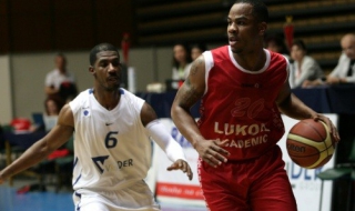 Лукойл Академик спечели лесно дербито с Левски