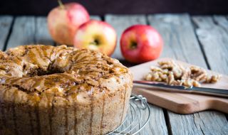 Рецепта на деня: Ябълков кекс с лешници и канела