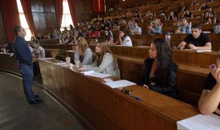 1300 лева ще е минималната работна заплата за най-ниската академична длъжност