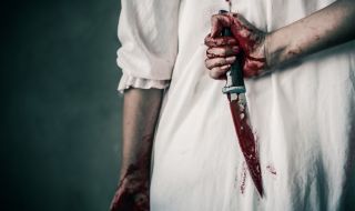 Жена обезглавила майка си, поискала от полицаите да я зашият