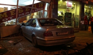 Шофьор блъсна две коли и влезе в магазин