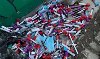  Изхвърлиха десетки контейнери с кръвни проби до детска градина във Варна