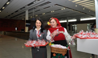 Мартеници зарадваха пътниците на BG летищата