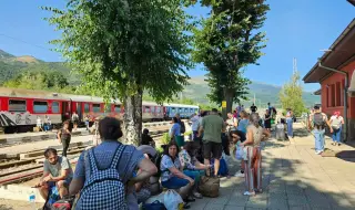 Тежка жп авария край Пирдоп блокира стотици пътници (СНИМКИ)