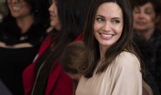 Анджелина Джоли съди ФБР за инцидент с Брад Пит?