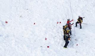 Лавина затрупа скиори в Швейцария