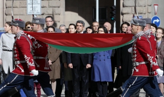 Националният флаг беше издигнат пред Президентството