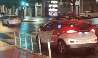 Автономен автомобил "замръзна" на оживено кръстовище (ВИДЕО)