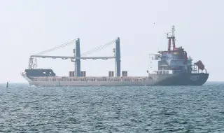 Русия твърди, че е поразила кораб с военен товар край Одеса