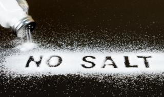 Тези симптоми алармират, че трябва да спрете солта