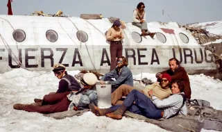 1972: 16 души оцеляват 72 дни след катастрофа в Андите