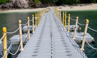 Мост от пластмаса свърза съселяни, разделени от 20 години (СНИМКИ)