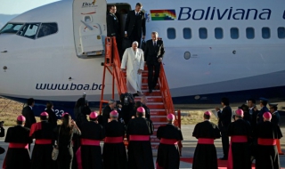 Папа Франциск започна обиколката си в Боливия с чай от кока