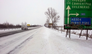 Половин метър сняг на прохода Шипка