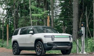 Rivian достави първите „джипове“ на клиенти